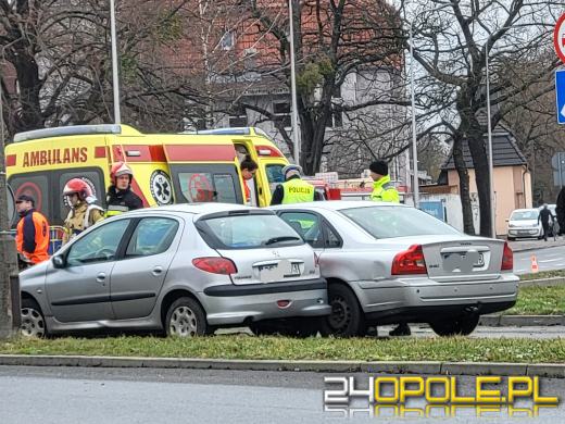 Zderzenie trzech pojazdów na ulicy Fabrycznej. 4 osoby zostały poszkodowane