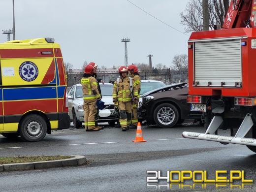 Zderzenie trzech pojazdów na ulicy Fabrycznej. 4 osoby zostały poszkodowane