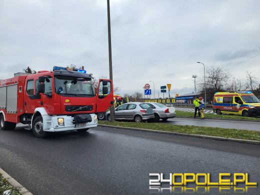 Zderzenie trzech pojazdów na ulicy Fabrycznej. 4 osoby zostały poszkodowane