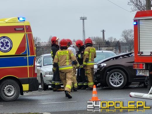 Zderzenie trzech pojazdów na ulicy Fabrycznej. 4 osoby zostały poszkodowane