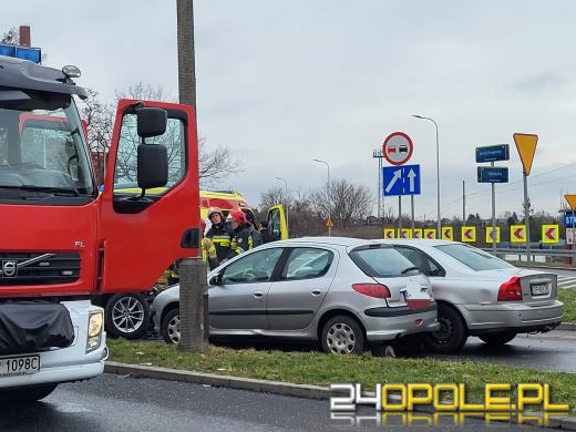 Zderzenie trzech pojazdów na ulicy Fabrycznej. 4 osoby zostały poszkodowane