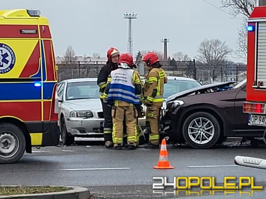Zderzenie trzech pojazdów na ulicy Fabrycznej. 4 osoby zostały poszkodowane