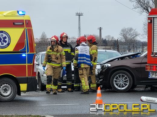 Zderzenie trzech pojazdów na ulicy Fabrycznej. 4 osoby zostały poszkodowane