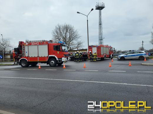Zderzenie trzech pojazdów na ulicy Fabrycznej. 4 osoby zostały poszkodowane