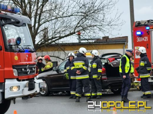 Zderzenie trzech pojazdów na ulicy Fabrycznej. 4 osoby zostały poszkodowane