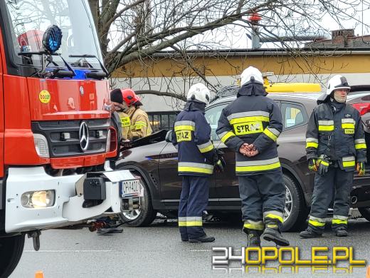 Zderzenie trzech pojazdów na ulicy Fabrycznej. 4 osoby zostały poszkodowane