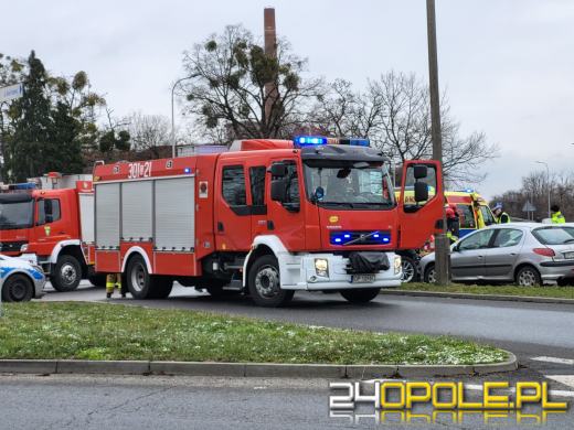 Zderzenie trzech pojazdów na ulicy Fabrycznej. 4 osoby zostały poszkodowane