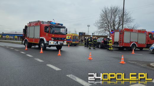 Zderzenie trzech pojazdów na ulicy Fabrycznej. 4 osoby zostały poszkodowane