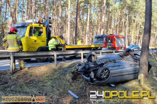 Niebezpieczne wyprzedzanie w gminie Kluczbork. Osobówka dachowała