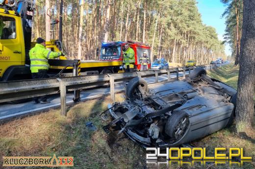 Niebezpieczne wyprzedzanie w gminie Kluczbork. Osobówka dachowała