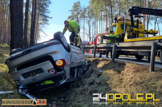 Niebezpieczne wyprzedzanie w gminie Kluczbork. Osobówka dachowała