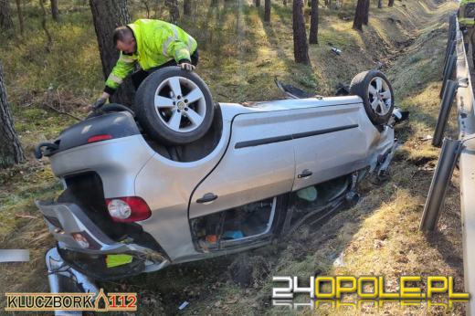 Niebezpieczne wyprzedzanie w gminie Kluczbork. Osobówka dachowała