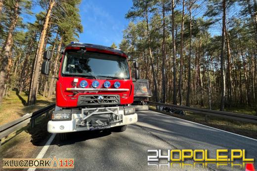 Niebezpieczne wyprzedzanie w gminie Kluczbork. Osobówka dachowała