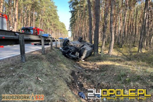 Niebezpieczne wyprzedzanie w gminie Kluczbork. Osobówka dachowała