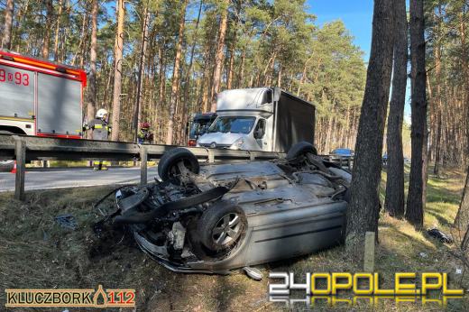 Niebezpieczne wyprzedzanie w gminie Kluczbork. Osobówka dachowała