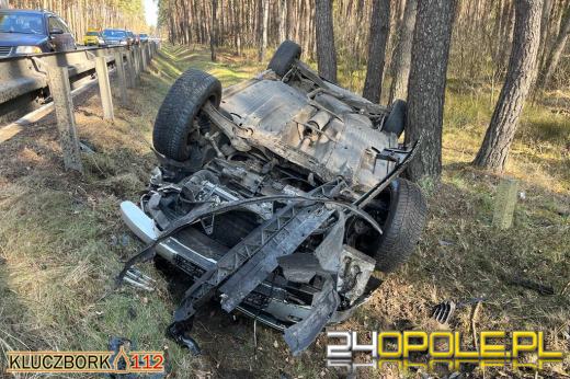 Niebezpieczne wyprzedzanie w gminie Kluczbork. Osobówka dachowała