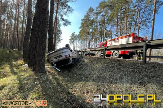 Niebezpieczne wyprzedzanie w gminie Kluczbork. Osobówka dachowała