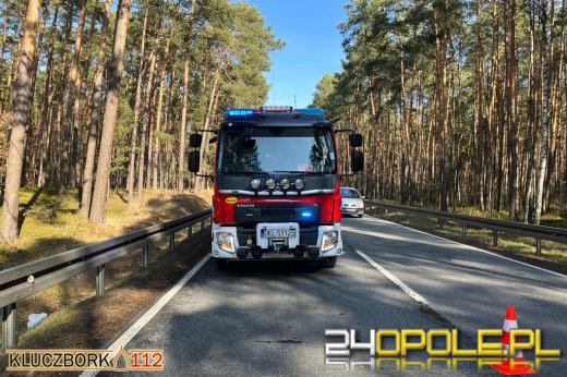 Niebezpieczne wyprzedzanie w gminie Kluczbork. Osobówka dachowała