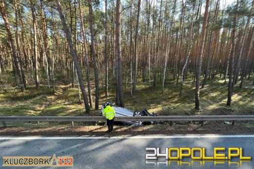 Niebezpieczne wyprzedzanie w gminie Kluczbork. Osobówka dachowała