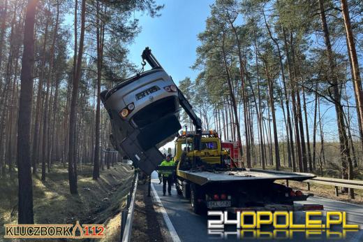 Niebezpieczne wyprzedzanie w gminie Kluczbork. Osobówka dachowała