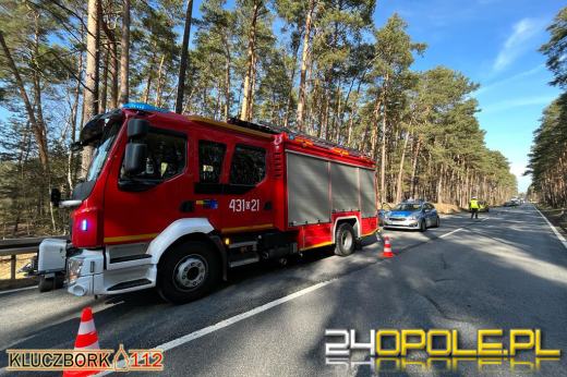 Niebezpieczne wyprzedzanie w gminie Kluczbork. Osobówka dachowała