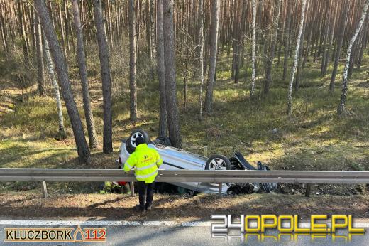 Niebezpieczne wyprzedzanie w gminie Kluczbork. Osobówka dachowała