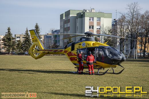 Niebezpieczna "zabawa" w szkole średniej. Nastolatek spadł ze schodów