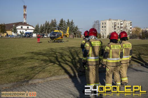 Niebezpieczna "zabawa" w szkole średniej. Nastolatek spadł ze schodów