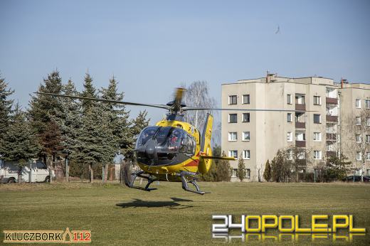 Niebezpieczna "zabawa" w szkole średniej. Nastolatek spadł ze schodów