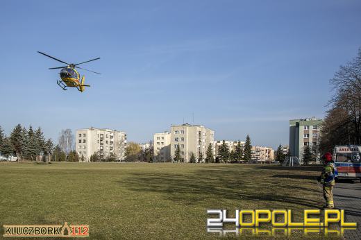 Niebezpieczna "zabawa" w szkole średniej. Nastolatek spadł ze schodów