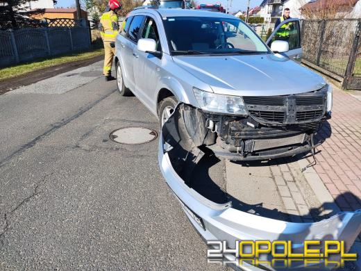 Nie zachował ostrożności podczas wyprzedzania. Wjechał w słup 