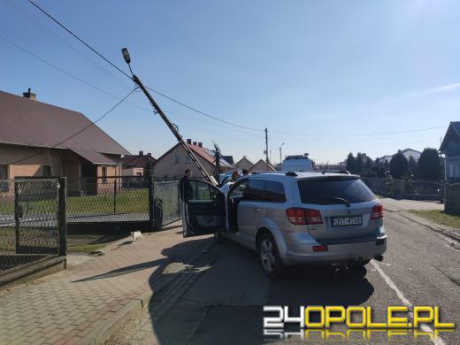 Nie zachował ostrożności podczas wyprzedzania. Wjechał w słup 