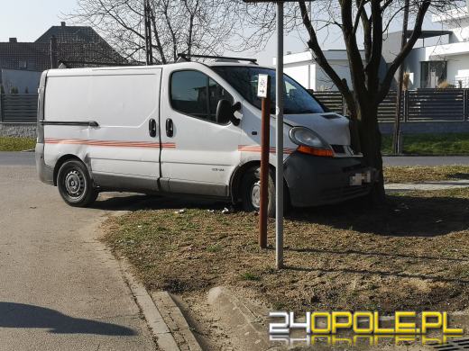 Wjechał w drzewo i uciekł. Policjanci szukają sprawcy zdarzenia z Żelaznej