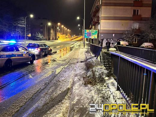 Kierowca wpadł w poślizg i rozbił barierki przy przejściu podziemnym