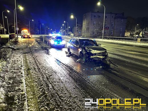 Kierowca wpadł w poślizg i rozbił barierki przy przejściu podziemnym