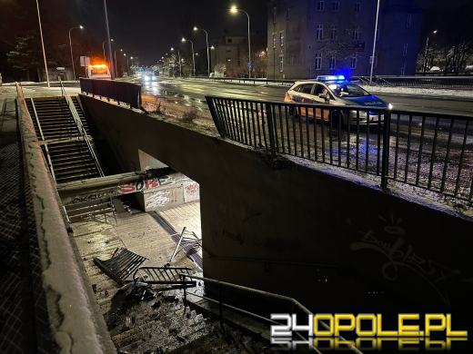 Kierowca wpadł w poślizg i rozbił barierki przy przejściu podziemnym