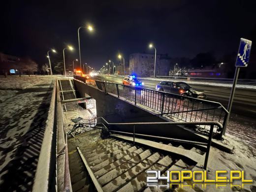 Kierowca wpadł w poślizg i rozbił barierki przy przejściu podziemnym