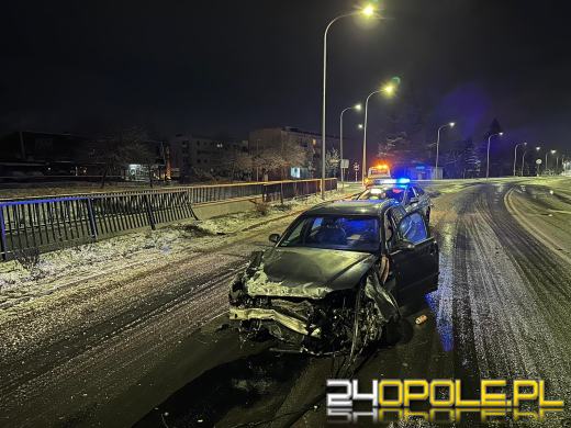 Kierowca wpadł w poślizg i rozbił barierki przy przejściu podziemnym