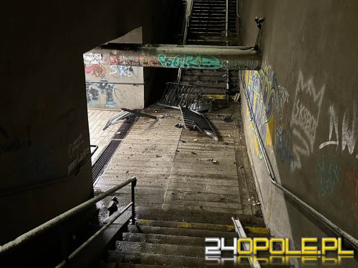 Kierowca wpadł w poślizg i rozbił barierki przy przejściu podziemnym