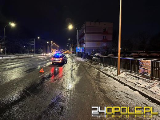 Kierowca wpadł w poślizg i rozbił barierki przy przejściu podziemnym