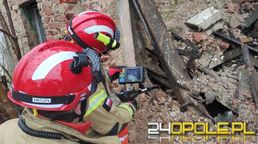 Zębowice - po zawaleniu się ściany pustostanu trwa przeszukiwanie gruzowiska