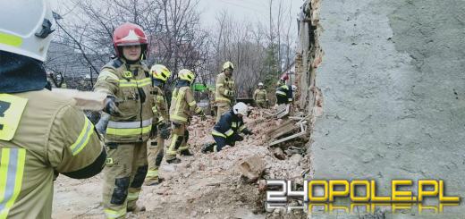 Zębowice - po zawaleniu się ściany pustostanu trwa przeszukiwanie gruzowiska