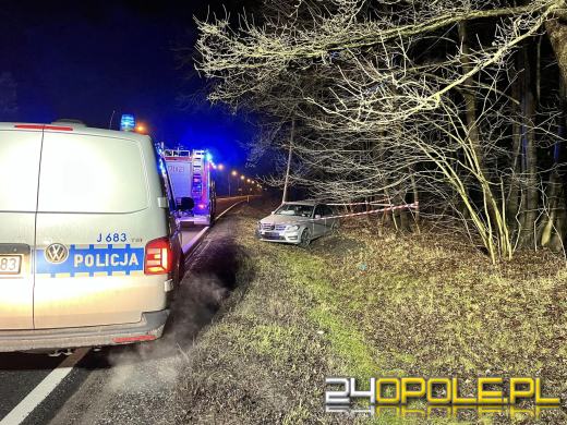 Mercedes wypadł z drogi, uderzając w słup telekomunikacyjny