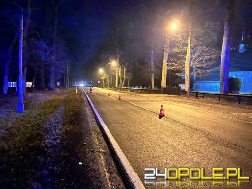 Mercedes wypadł z drogi, uderzając w słup telekomunikacyjny