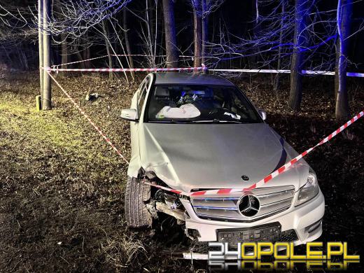 Mercedes wypadł z drogi, uderzając w słup telekomunikacyjny