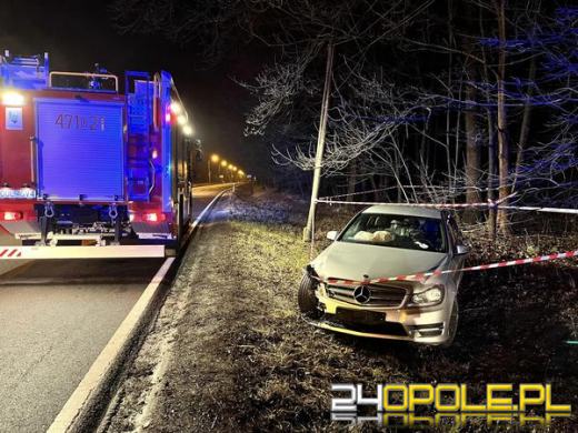 Mercedes wypadł z drogi, uderzając w słup telekomunikacyjny