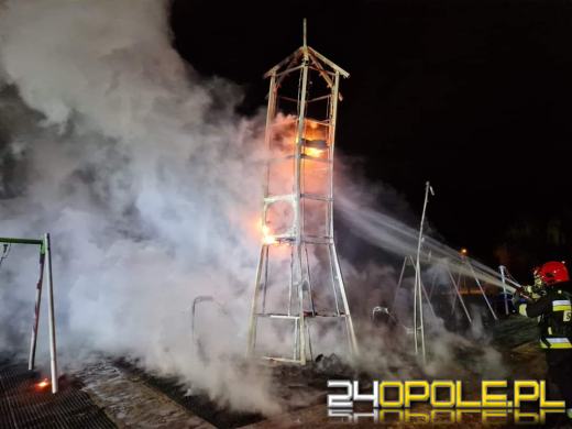 Zniszczony plac zabaw na Nysy Łużyckiej. Ktoś podpalił urządzenia dla dzieci
