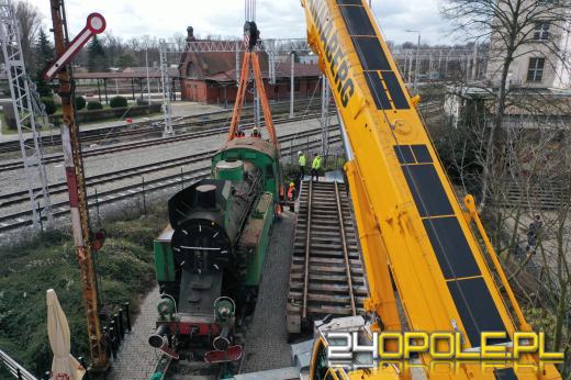 To już! Zabytkowa lokomotywa jeszcze dziś zniknie sprzed Dworca Głównego