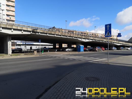 Koniec parkowania pod estakadą na rondzie. "Względy bezpieczeństwa"