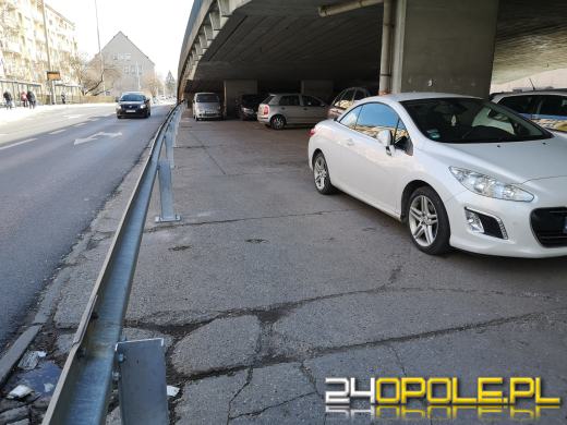 Koniec parkowania pod estakadą na rondzie. "Względy bezpieczeństwa"